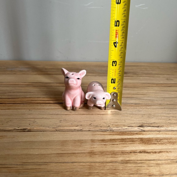 2/$15 Ceramic pink piggy salt and pepper shakers - Picture 6 of 7
